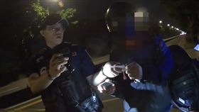 臺北市保安警察大隊查獲黃姓騎士懸掛假車牌 現場照片。（圖／翻攝畫面）