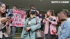 ▲雪碧出庭前接受訪問，對於Toyz，強調還是會告到底。（圖／記者楊佩琪攝）