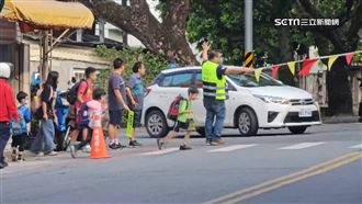 強震4棟樓封路拆除　花警派人力疏導交通