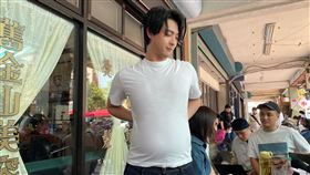 晨翔為戲增肥，胖到看不到腳趾。（圖／記者趙浩雲攝）