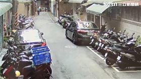 新北郭男在中正路巷弄會車時爆發衝突，他竟與2名兒子聯手圍毆外送員。（圖／翻攝畫面）