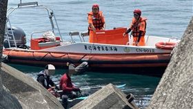 潛水客在沿岸保育海域違規採捕，海巡函送裁處。（圖／翻攝畫面）
