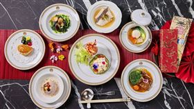 母親節「ONCE 2.0御膳」一泊二食住房專案，包含圓山國宴文化晚宴（圖為金龍廳套餐，每套價值2,500元）。（圖／飯店業者提供）