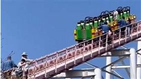 外稿勿用！！雲霄飛車在高空中突然靜止，車上18名乘客被卡在空中，所幸在工作人員的引導下，乘客沿著高空軌道疏散到地面。（圖／翻攝自X）