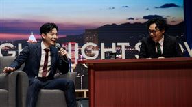 賀瓏（右）坦言這幾年扛下不少輿論壓力。（圖／翻攝自博恩臉書）