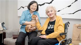 總統蔡英文今（29）日邀請空中英語教室創辦人彭蒙惠。（圖／翻攝蔡英文臉書)