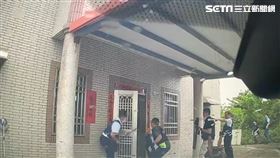 嘉義曾男開2槍打傷友人情敵，警方率隊前往藏身處逮人。（圖／翻攝畫面）
