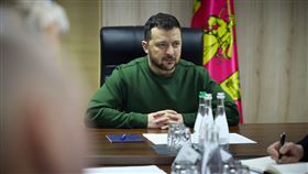 烏克蘭總統澤倫斯基今天表示，他視察南部前線羅博蒂村的部隊。（圖／翻攝自@ZelenskyyUa X平台）
https://twitter.com/ZelenskyyUa/status/1754126321037283683