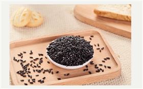 醫師蕭捷健表示，紫米飯是精緻澱粉，且其升糖指數較高、容易使血糖波動，不利血糖控制，也不利減重。(圖/取自蕭捷健臉書)
