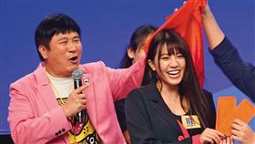 熊霓（右）頗受胡瓜（左）照顧，但她與江大成戀情曝光後，離開了《綜藝大集合》。（圖／翻攝自《最強綜藝秀》臉書）