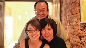 徐巧芯的大姑劉向婕（左下）幫詐團洗錢，劉母（右下）去年就知情。（圖／翻攝劉向婕臉書）