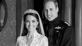 威廉王子（右）與凱特王妃（左）發布13年前結婚時的黑白舊照，紀念結婚週年。（圖／翻攝X@KensingtonRoyal）