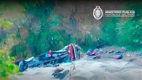 秘魯北部發生重大交通事故，一輛巴士墜深谷至少23人喪命。（圖／翻攝自X平台@FiscaliaPeru）