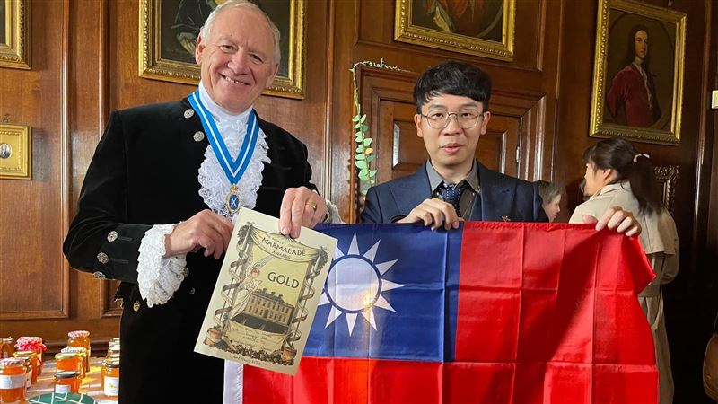 台南「果醬男孩」英國勇奪金牌　高舉國旗