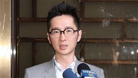 ▲溫朗東赴北檢對徐巧芯提告妨害名譽，違反個資法。（圖／記者楊澍攝）