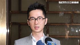 ▲溫朗東赴北檢對徐巧芯提告妨害名譽，違反個資法。（圖／記者楊澍攝）