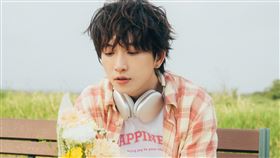 邱鋒澤暌違4年推出全英文單曲，化身暖心男友四季陪在你身邊。（圖／原音兄弟提供）