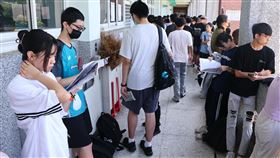 大學分科測驗登場（2）112學年度分科測驗12日舉行第1天考試，考生上午在台北市建國中學考場教室外的走廊認真複習，準備應試。中央社記者王騰毅攝  112年7月12日