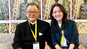 帶著監製作品《愛情城事》前往烏甸尼遠東國際影展的曾寶儀（右）也前來祝賀邱復生（左）獲頒「金桑樹終身成就獎」。（圖／烏甸尼遠東國際影展提供）