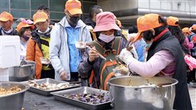 信眾提供福食畫面（圖／翻攝自寶島神很大）