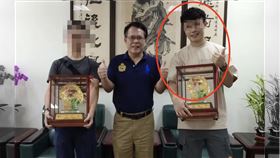 黃姓警員（右）