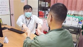 丁賢偉醫師以低溫療法取代傳統開顱手術，病人恢復良好重返生活。