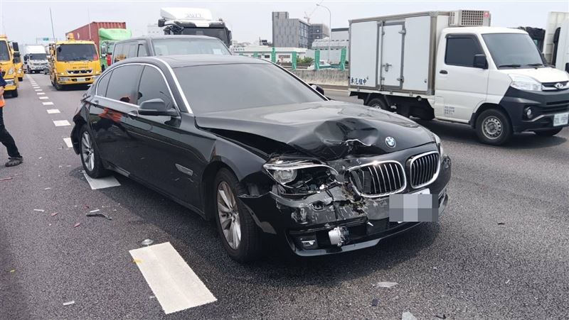 國1內壢5車連環撞　451萬BMW車頭車尾凹了