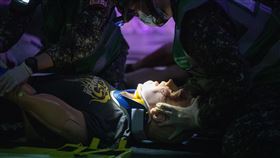 國軍強化急救演練 落實各項訓練項目國軍強化戰傷急救訓練，圖為官兵對假人實施急救治療。中央社記者游凱翔攝  113年4月30日