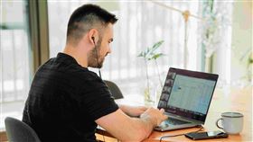 2024年後轉職新興職業：數位遊牧工作者　在家工作不是夢（業配勿用）