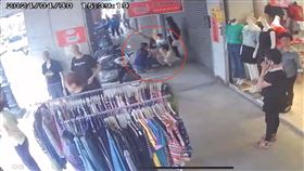 台中颳怪風暴雨！婦慘遭工地鐵片割頸