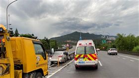 安坑交流道車禍，父親骨折、3歲幼女昏迷送醫。（圖／翻攝畫面）