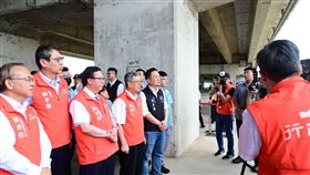 桃園市副市長蘇俊賓2024年4月30日前往桃園區，陪同行政院長陳建仁視察「國道2號增設中路交流道」（圖／桃園市政府）