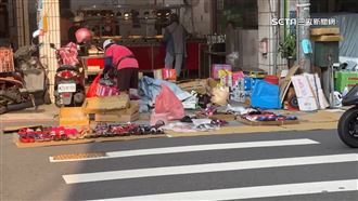 獨／大明夜市違規　斑馬線鋪紙板紅線擺攤