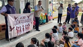 4/30國際不打小孩日  台南市府宣導理念台南市政府社會局長盧禹璁（後左3）29日到明德里社區活動中心出席防暴宣講師聯繫會議，並與社區孩子開心互動，並向社區民眾宣導4月30日「國際不打小孩日」理念。（台南市政府提供）中央社記者楊思瑞台南傳真  113年4月29日