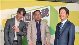 賴清德突襲直播現場，吳崢、王義川嚇到冷汗直流（圖／民進黨提供）