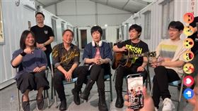 五月天在社群平台晚上10 時半開始繼續直播安可環節。（圖／翻攝自五月天臉書）