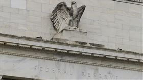美國通膨僵固  打亂聯準會降息盤算美國通貨膨脹連3個月高於市場預期，聯邦準備理事會主席鮑爾16日暗示短期內不會降息。圖為聯準會總部外觀。中央社記者尹俊傑華盛頓攝  113年4月17日