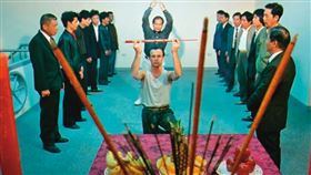 林博文加入黑幫後專搶賭場，作風強悍囂張。示意畫面。（翻攝學者電影《美國博仔》）