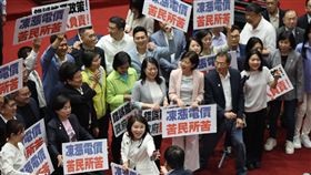 立院通過電價凍漲提案立法院會30日就電價凍漲進行表決大戰，最後國民黨與民眾黨聯手通過國民黨團提案。圖為表決後國民黨立委張嘉郡（中左）將手機交給民進黨立委莊瑞雄（中右），請他幫忙拍照。中央社記者王飛華攝  113年4月30日