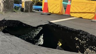 台南驚見8米大天坑　網驚：這洞未免太大