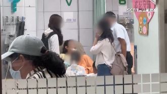 強風襲！裝置藝術砸騎士　台中嬤遭鐵片砸