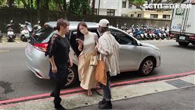 ▲雞排妹在律師陪同下，現身北檢執行科報到。（圖／記者楊佩琪攝）