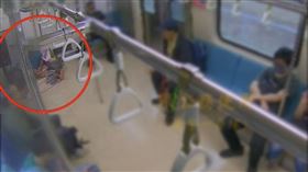 老翁北捷席地而坐「當場亮刀削竹筍」驚人畫面被拍！民眾一看傻眼了。（圖／翻攝畫面）