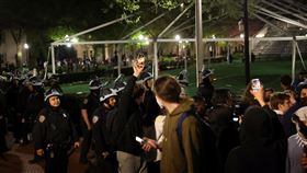 美國哥倫比亞大學親巴勒斯坦學生在校內發起示威活動。（圖／路透社／達志影像）