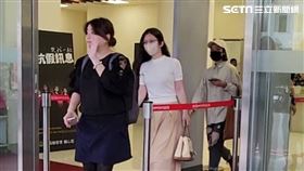 ▲雞排妹原本已離開北檢，又回頭下車主動找現場媒體說明。（圖／記者楊佩琪）