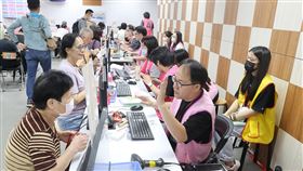 報稅季首日人潮湧現（3）報稅季首日，因適逢勞動節休假，1日財政部台北國稅局中正分局人潮多，民眾臨櫃報稅。中央社記者郭日曉攝  113年5月1日