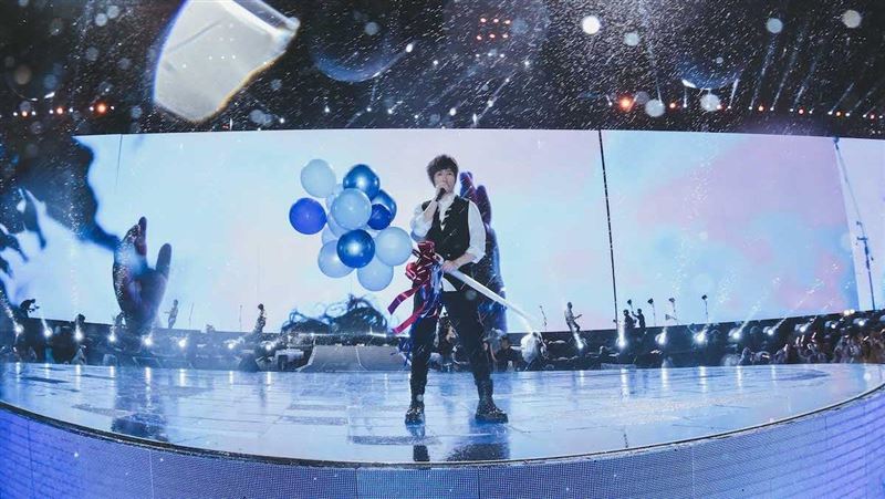 五月天驚變唱跳男團！無預警合體Energy　嗨跳爆紅「16蹲」歌迷暴動