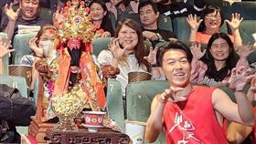 游書庭（左）出席包場（圖／艾迪昇提供）