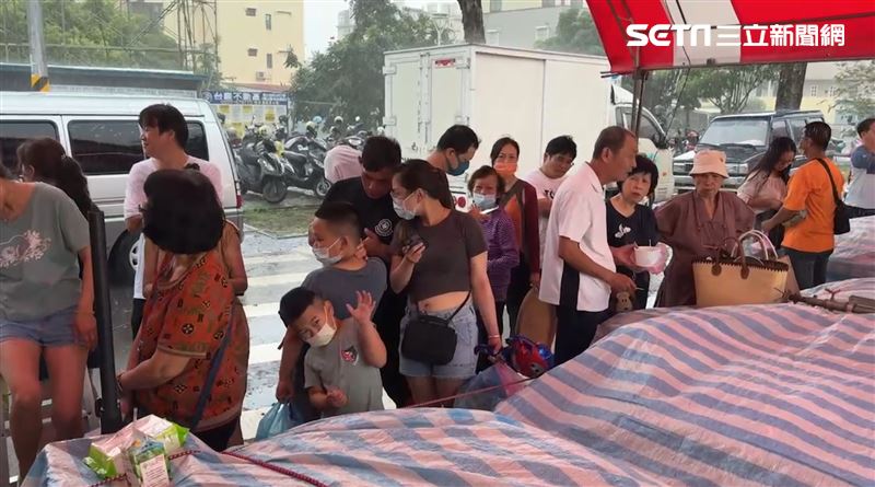 來參加岡山籃籗會遊客趕緊躲進棚架內躲雨。（圖／翻攝畫面）