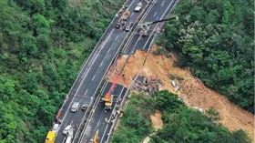 廣東梅大高速驚傳坍塌事故，造成19死30傷。（圖／翻攝自微博）